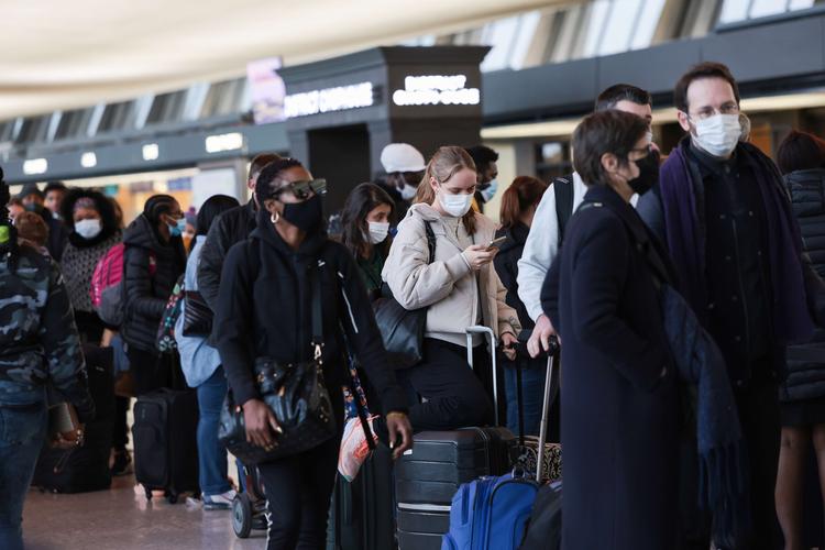 Rejsende venter på at tjekke ind i Dulles Internationale Lufthavn i Virginia i USA i går.  Foto: Anna Moneymaker/Ritzau Scanpix