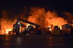 Brand i LAtakias havn efter et israelsk missilangreb tirsdag morgen. 
 Foto: -/Ritzau Scanpix