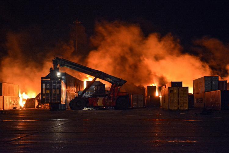Brand i LAtakias havn efter et israelsk missilangreb tirsdag morgen. 
 Foto: -/Ritzau Scanpix