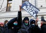 Russiske betjente fører en demonstrant væk foran højesteret i Moksva. 'Vi vil leve forevigt' står der på hans plakat.  Foto: Evgenia Novozhenina/Ritzau Scanpix