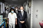 Frankrigs regeringschef, Jean Castex (th.) og landets sundhedsminister, Olivier Veran, besøgte tidligere i dag hospitalet i Creteil uden for Paris. 25. december blev der registreret over 100.000 coronasmittede i Frankrig, hvilket er rekord.  Foto: Stephane De Sakutin/Ritzau Scanpix