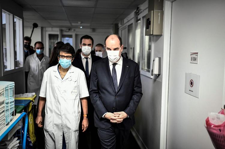 Frankrigs regeringschef, Jean Castex (th.) og landets sundhedsminister, Olivier Veran, besøgte tidligere i dag hospitalet i Creteil uden for Paris. 25. december blev der registreret over 100.000 coronasmittede i Frankrig, hvilket er rekord.  Foto: Stephane De Sakutin/Ritzau Scanpix