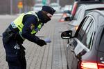En svensk betjent kontrollerer biler på Øresundsbroen tidligere i dag.  Foto: 11830 Anders Bjurö/tt/Ritzau Scanpix