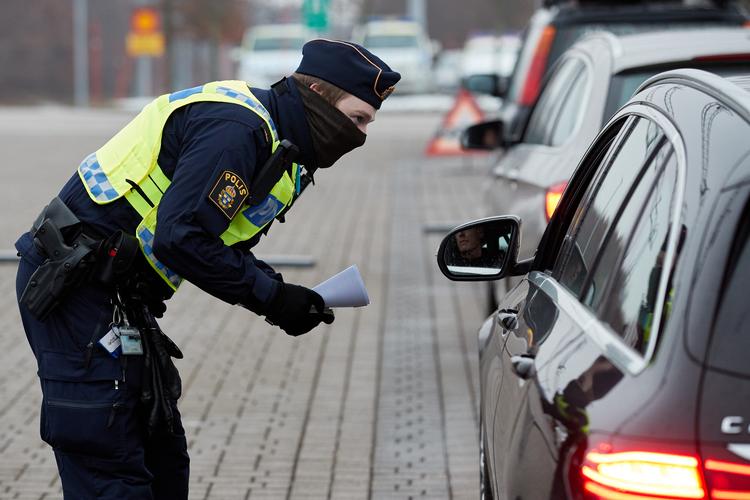 En svensk betjent kontrollerer biler på Øresundsbroen tidligere i dag.  Foto: 11830 Anders Bjurö/tt/Ritzau Scanpix