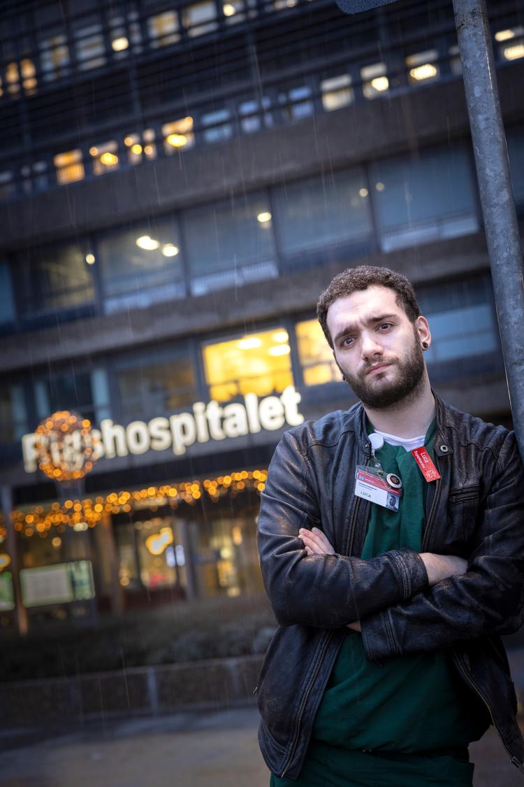 »Jeg har valgt at blive fotograferet foran hovedindgangen til Rigshospitalet. Det var her, sygeplejerskerne samledes under arbejdsnedlæggelserne på hospitalet. Stemningen var euforisk«, husker Luca Pristed, talsperson for Styregruppen for National Arbejdsnedlæggelse.  Foto Mads Nissen