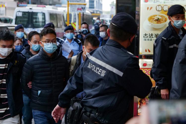 Stand News lukker, har den prodemokratiske avis nu meldt ud, efter at politiet i Hongkong i dag foretog en stor razzia mod mediet.  Foto: Daniel Suen/Ritzau Scanpix