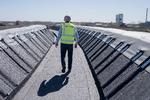 Det nye oplevelsescenter Naturkraft nær RIngkøbing skulle tiltrække klima- og naturbevidste turister, men halvandet år efter åbning er de besøgende udeblevet. Her besigtiger direktør Peter Sand den nye ringvold få måneder før åbningen i 2020. Foto: Mikkel Hørlyck Foto: Mikkel Hørlyck
