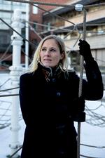  »Legepladsen her skaber den helt rigtige fornemmelse af den store tomhed, som opstod under nedlukningen. Det er et sted, der burde være fyldt med glade og larmende børn, men her er stille, og børnene er væk. Her er bare tomt«. Foto: Finn Frandsen Foto Finn Frandsen