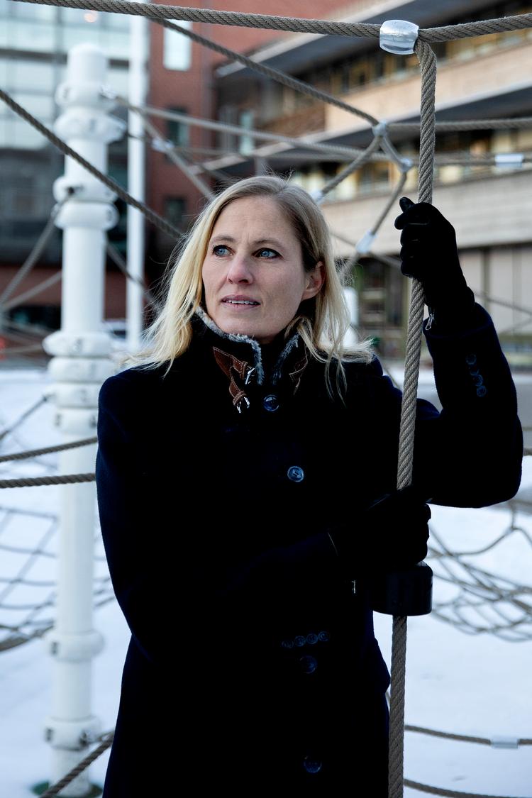  »Legepladsen her skaber den helt rigtige fornemmelse af den store tomhed, som opstod under nedlukningen. Det er et sted, der burde være fyldt med glade og larmende børn, men her er stille, og børnene er væk. Her er bare tomt«. Foto: Finn Frandsen Foto Finn Frandsen