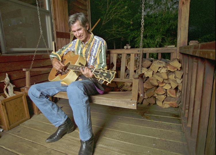 Townes Van Zandts 'Waiting Round to Die' er åbningsnummeret til den film, der er din dagen derpå. Dagen efter nytår, hvor hele gaden er fyldt med dødt fyrværkeri, tomme champagneflasker og nedtrådt glimmer. Foto: Mark Humphrey/ASSOCIATED PRESS