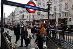 Briter på gaden i London tidligere i dag. Måske nogle af dem er blandt dem, der fejlagtigt har fået udbetalt penge. Foto: Kevin Coombs/Ritzau Scanpix