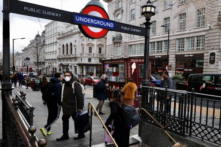 Briter på gaden i London tidligere i dag. Måske nogle af dem er blandt dem, der fejlagtigt har fået udbetalt penge. Foto: Kevin Coombs/Ritzau Scanpix