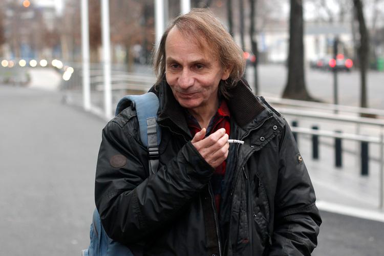     Michel Houellebecq lever stort set isoleret, han giver kun få interview, næsten aldrig i radio og tv. Alligevel er han med bøger oversat på 40 sprog og gigantiske oplag en af verdenslitteraturens superstjerner. Foto: Thibault Camus/Ritzau Scanpix