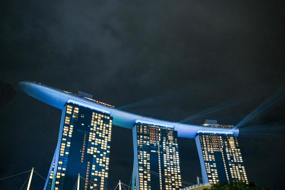 I anledning af nytåret er der lyskastere på toppen af SIngapores Marina Bay Sands-hotel. Foto: Roslan Rahman/Ritzau Scanpix