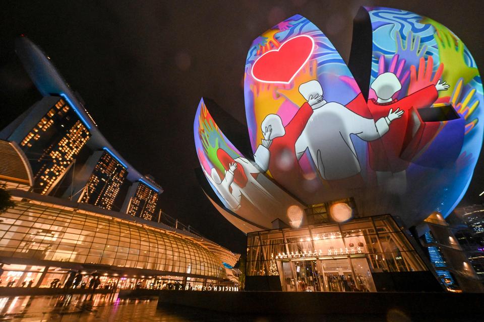 Et museum i Singapore får festlys på dagen. Foto: Roslan Rahman/Ritzau Scanpix