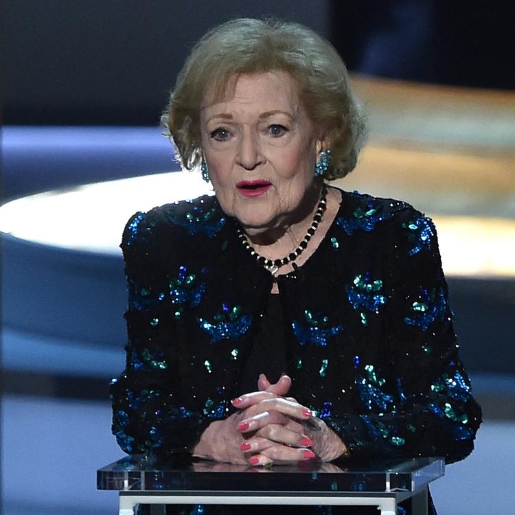»Det er utroligt, at jeg stadig er i denne branche, og at I stadig kan holde mig ud«, sagde Betty White, da hun i 2018 blev hædret med en Emmy for sin lange karriere.  Foto: Robyn Beck/Ritzau Scanpix