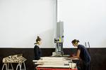 Her er elever i skolepraktik som snedkere og møbelsnedkere på en afdeling af Københavns Tekniske Skole i Herlev. Foto: Mads Nissen