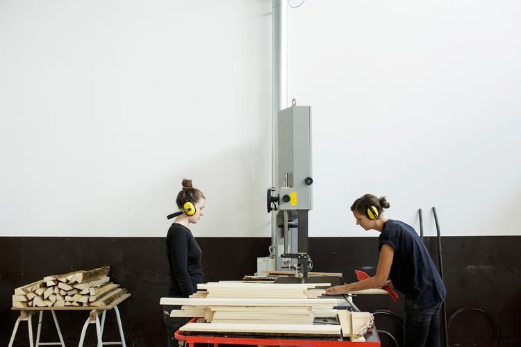 Her er elever i skolepraktik som snedkere og møbelsnedkere på en afdeling af Københavns Tekniske Skole i Herlev. Foto: Mads Nissen