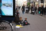 Det er ikke den dømte litauer, som optræder på dette foto af en tigger på Strøget i København. Ifølge tiggerloven fra 2017 straffes tiggeri med ubetinget fængsel, hvis det foregår på stationer, i offentlige transportmidler, på gågader eller ved butikscentre. Arkivfoto Lars Hansen