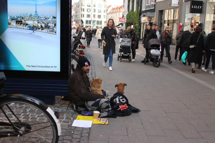 Det er ikke den dømte litauer, som optræder på dette foto af en tigger på Strøget i København. Ifølge tiggerloven fra 2017 straffes tiggeri med ubetinget fængsel, hvis det foregår på stationer, i offentlige transportmidler, på gågader eller ved butikscentre. Arkivfoto Lars Hansen