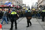 Tusindvis af demonstranter havde samlet sig i Amsterdam for at vise deres modstand mod coronatiltagene. Flere blev anholdt og kvæstet. Foto: Piroschka Van De Wouw/Ritzau Scanpix