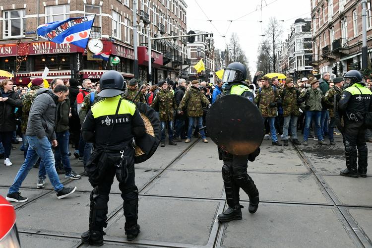 Tusindvis af demonstranter havde samlet sig i Amsterdam for at vise deres modstand mod coronatiltagene. Flere blev anholdt og kvæstet. Foto: Piroschka Van De Wouw/Ritzau Scanpix