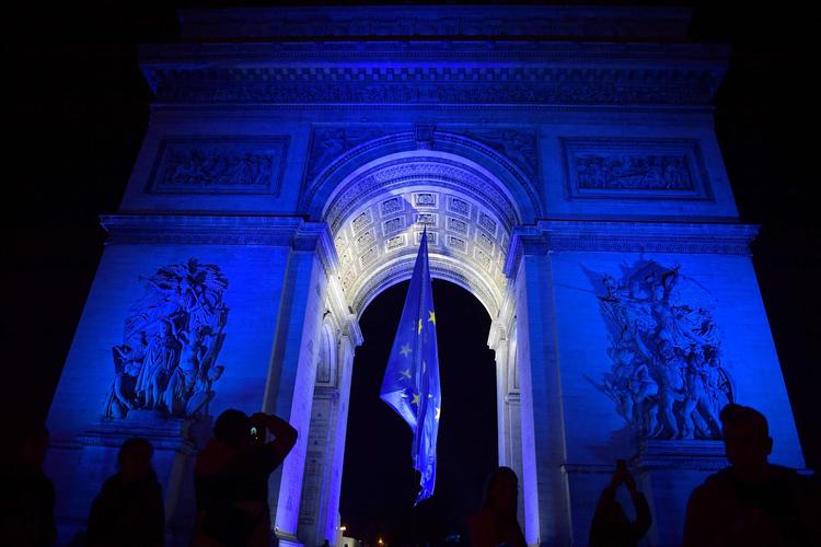 Et stort EU-flag, som var blevet hejst inde i Triumfbuen i Paris for at markere, at Frankrig 1. januar har overtaget det roterende EU-formandskab fra Slovenien, er nu blevet taget ned igen. Det sker i kølvandet på en række vrede reaktioner. Foto: Julien de Rosa/Ritzau Scanpix