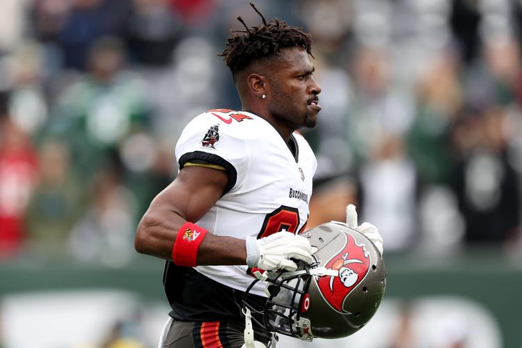 EAST RUTHERFORD, NEW JERSEY - JANUARY 02: Antonio Brown #81 of the Tampa Bay Buccaneers looks on against the New York Jets during the game at MetLife Stadium on January 02, 2022 in East Rutherford, New Jersey. Elsa/Getty Images/AFP == FOR NEWSPAPERS, INTERNET, TELCOS &amp; TELEVISION USE ONLY == Foto: Elsa/Ritzau Scanpix