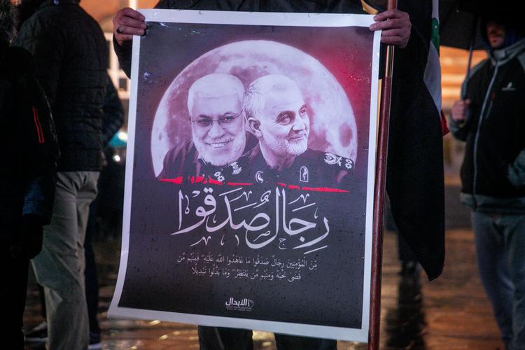 Omkring 100 mennesker var for små to år siden mødt op på Rådhuspladsen i København til en kontroversiel højtidelighed for at hylde den iranske general Qassem Suleimani, der blev dræbt i et amerikansk droneangreb i Iraks hovedstad, Bagdad. Foto: Miriam Dalsgaard