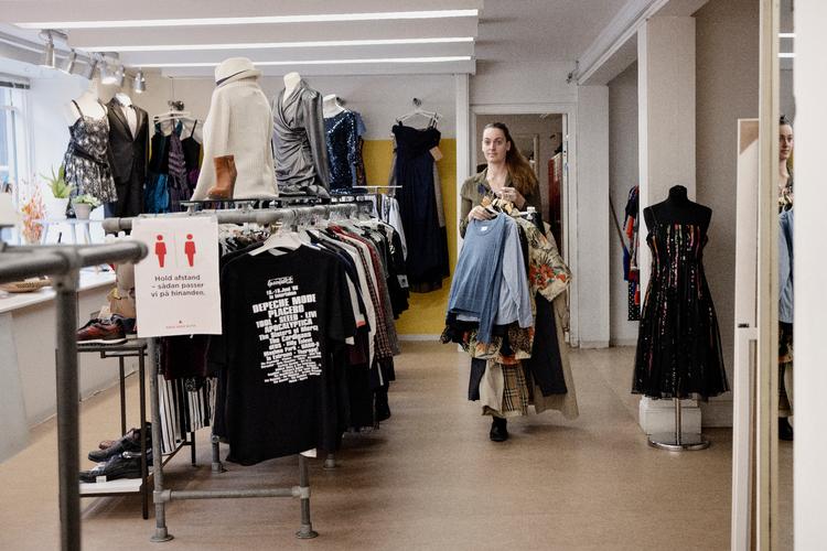 Et klimamål vil være at  aflevere eller sælge tøj videre, som jeg ikke bruger. Jeg er god til at købe brugt, men bliver tøjet ikke brugt, så er det spild af gode råvarer. Foto: Valdemar Ren