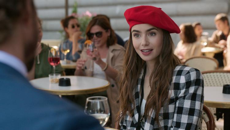 'Emily in Paris' handler om eksperten i sociale medier Emily Cooper. Men mest af alt handler den måske om en stemning af gode outfits og ubekymret luksusliv.     Foto: Netflix/Courtesy of Netflix
