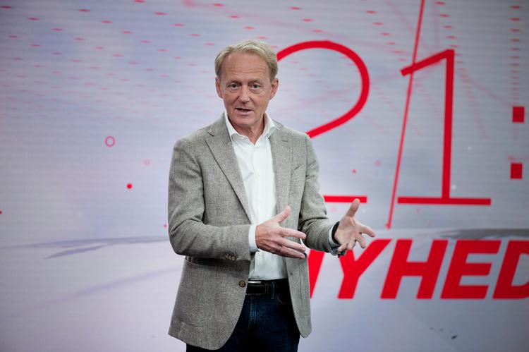 Poul Erik Skammelsen er nyheds-kejser, når han spankulerer ind foran kameraerne på TV 2 og præsenterer nyhederne – og illusionsnummeret ’360 grader’. Foto: Tim Kildeborg Jensen