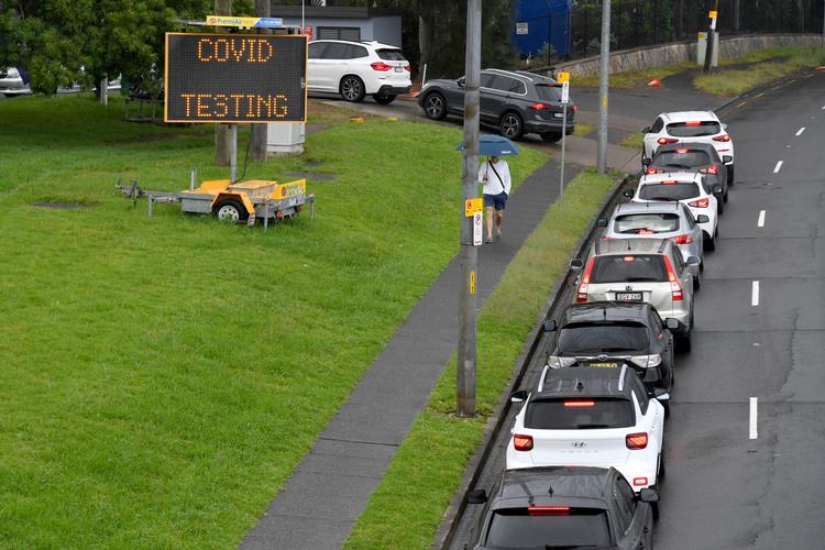 New Zealand er lykkedes med at holde pandemien nede og har kun  haft et halvt hudrede døde blandt andet på grund af flere hårde nedlukninger undervejs. Her er det biler i kø til test efter juledagene, hvor en britisk dj trak overskrifter i landet. Foto: Stringer/Ritzau Scanpix