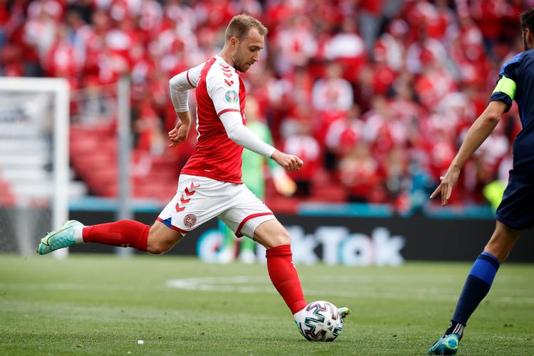 Christian Eriksen i aktion under EM få minutter før det næsten fatale kollaps.  Foto: Jens Dresling