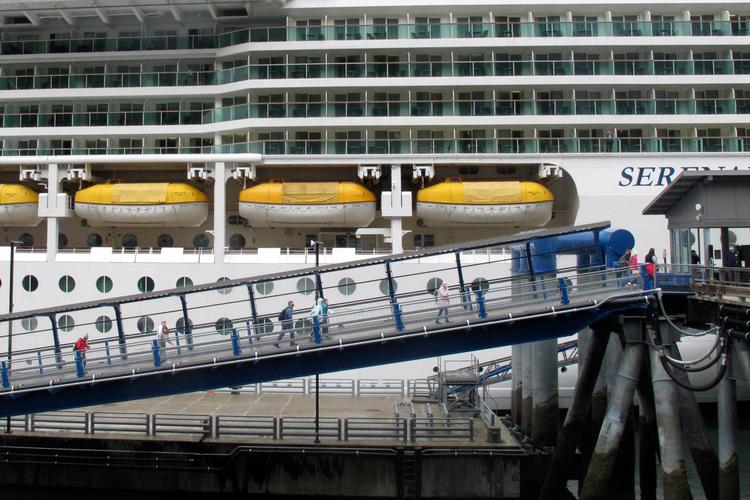 I juli begyndte optimismen så småt at vende tilbage til krydstogtindustrien. Royal Caribbeans 'Serenade of the Seas' var det første skib, som i juli lagde til i Juneau, Alaska,, og passagererne fik lov til at gå i land. Optimismen holdt dog ikke længere, for coronaen blev igen medpassager. Foto: Becky Bohrer/Ritzau Scanpix