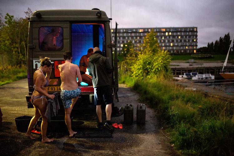 Brug din første uge i det nye år på at tage til saunagus i Svanemølle Truck. Her er et billede fra nogle år tilbage, hvor vores skribent prøvede saunatrucken. Foto: Andreas Haubjerg