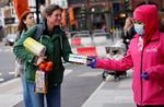 Frivillige deler gratis gør det selv-kviktest ud i London tidligere mandag.  Foto: Tolga Akmen/Ritzau Scanpix