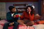 Nikesh Patel er god i rollen som filmstjernen tom Kapoor, men det er serieskaber Rose Matafeo som Jessie, der stjæler hele billedet. 