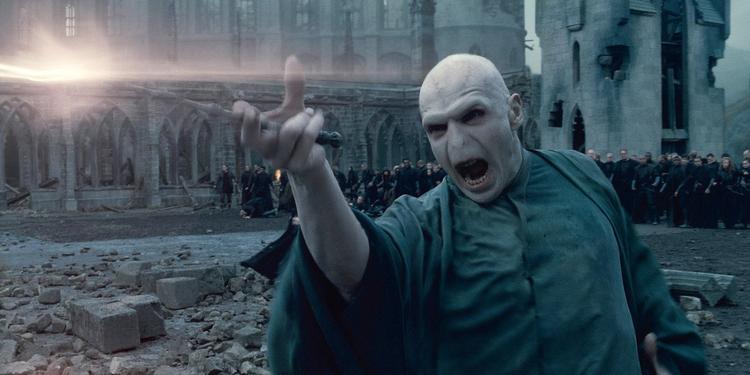    Vrøvl med tryllestaven. Her en af de heldige, som var med i genforeningen, nemlig skuespilleren Ralph Fiennes, der spillede overmonsterskurken Lord Voldemort i Harry Potter filmene.   Foto: Warner Bros/ASSOCIATED PRESS