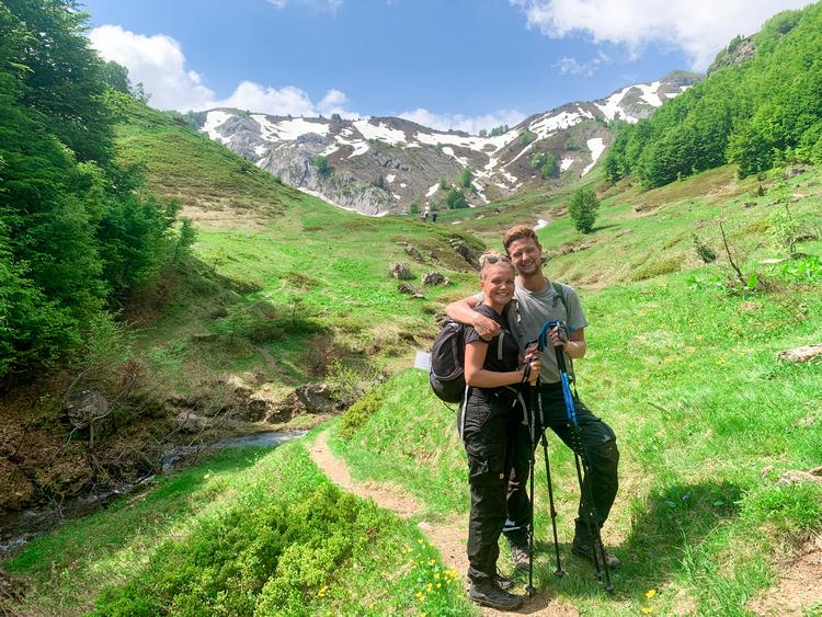 Helene Gerber og Kenan Sabonovic på hike i Prokletije nationalpark i Montenegro  