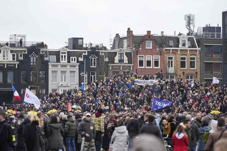 Hollændere protesterer mod coronarestriktioner 2. januar.  Foto: Phil Nijhuis/Ritzau Scanpix