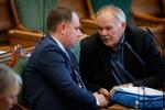  Martin Henriksen og Bent Bøgsted ses her under en spørgetime på Christiansborg.    Foto: Jens Dresling