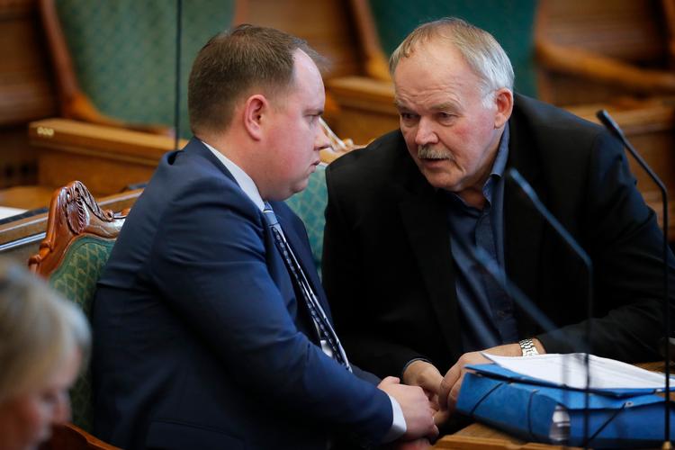  Martin Henriksen og Bent Bøgsted ses her under en spørgetime på Christiansborg.    Foto: Jens Dresling