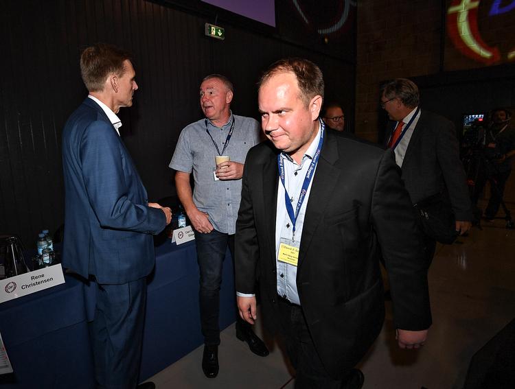 Dansk Folkepartis beskæftigelsesordfører, Bent Bøgsted, peger på Martin Henriksen som ny formand for partiet. Foto: Ernst van Norde