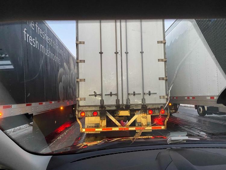 Virginia har været hårdt ramt af sne - det har visse steder skabt store trafikale udfordringer.  
Senator Tim Kaine har taget dette billede fra sin bil. Det tog ham 27 timer at tilbagelægge turen fra Richmond til Washington. Turen tager normalt et par timer. Foto: Tim Kaine/Ritzau Scanpix