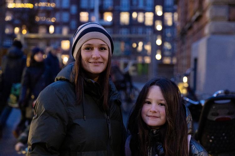 Smila Lind Følsgaard, der går i 4. klasse, og hendes mor Camilla Lind Følsgaard foran Heiberg skolen.  Foto: Thomas Borberg
