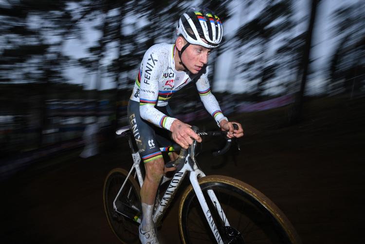 Mathieu van der Poel i den VM-trikot, han bliver ude af stand til at forsvare på grund af en rygskade. Foto: David Stockman/Ritzau Scanpix