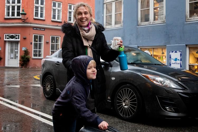 Katja Vinding Petersen er ikke længere så bekymret for corona, ikke desto mindre lader familien, som også tæller sønnen Malte på 5 år, sig stadig regelmæssigt teste, holder afstand, og spritter af.   Foto: Finn Frandsen