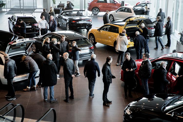 Hvis du vil minimere værditab på en ny bil, skal du for eksempel købe den i en populær farve som sort. Arkivfoto Peter Hove Olesen