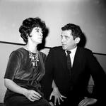 Norman Mailer var gift seks gange, inden han døde i 2007. Her ses han i retten i 1960 med Adele Mailer, sin daværende hustru, som han i fuldskab kom til at stikke ned med en lommekniv, så hun var lige ved at dø af det. Hun ønskede dog ikke at rejse sag mod sin mand.  Foto: /ASSOCIATED PRESS
